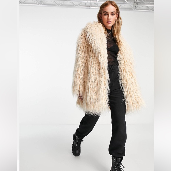NWT-STRADIVARIUS M/L-sz FAUX FUR MONGOLIAN LAMB COAT “OVERSIZE-FIT” in CREAM - Picture 3 of 5